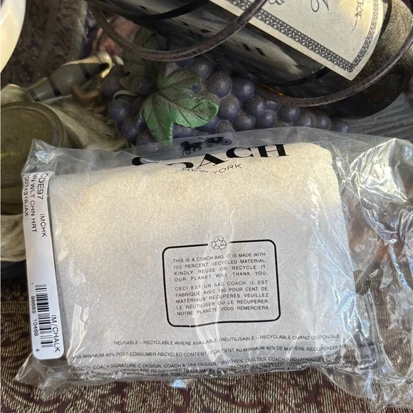 Authentic COACH Hearts studs Leather flap snap wallet on chain - Picture 3 of 15